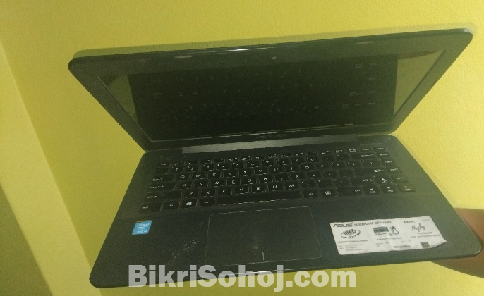 একটি ASUS ল্যাপটপ বিক্রি করা হবে